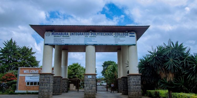Abanyeshuri bo muri Kaminuza ya Muhabura ntibavuga rumwe n’ubuyobozi ku mafaranga y’ishuri bishyura benda kurangiza