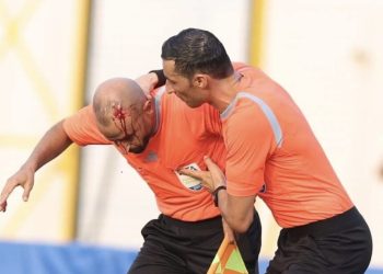 Abafana bakubise umusifuzi baramukomeretsa bamushinja kubiba