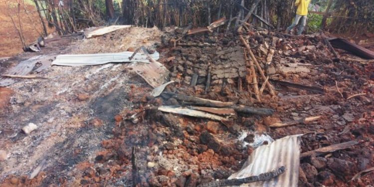 Rusizi: Inzu y’umuturage yahiye irakongoka