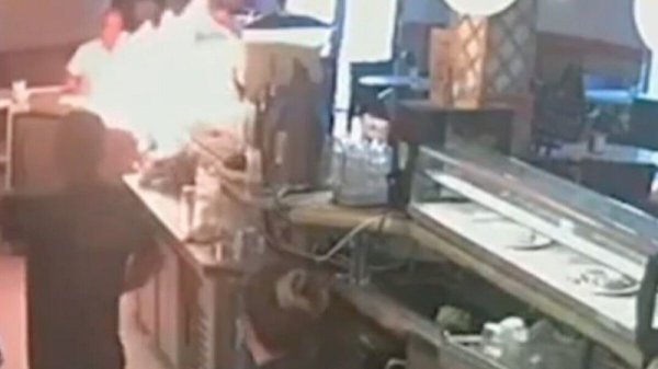 Ntibisanzwe: Umukiriya yatwitse resitora ayiziza ko yamwimye mayonnaise yo gushyira ku mugati