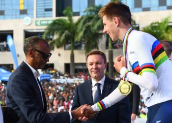 Perezida Paul Kagame yambitse Tadej Pogačar umudari wa zahabu