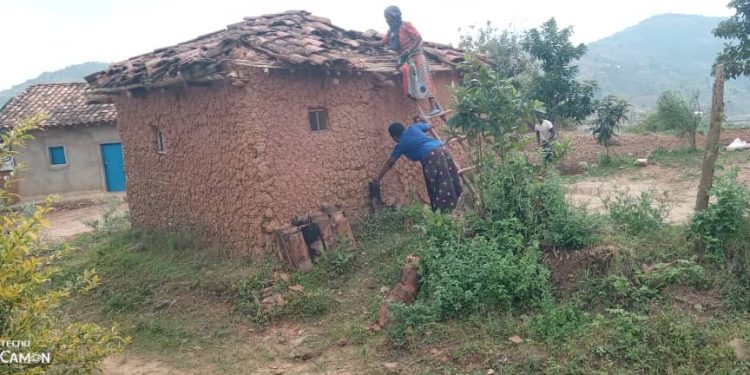 Nyamagabe: Abagore batatu basenye inzu y’umwisengeneza wabo batawe muri yombi