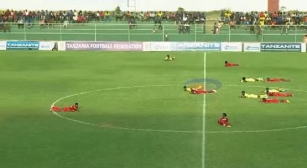 Tanzania: Inzuki zinjiye mu kibuga zishaka kurya abakinnyi bituma umukino uhagarara igitaraganya