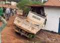 Kicukiro: Fuso yarenze umuhanda igonga inzu y’ubucuruzi, abantu 10 bahita bahakomerekera