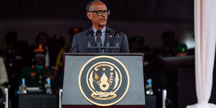 Perezida Paul Kagame yazamuye mu ntera abofisiye barenga 600