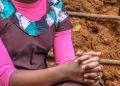 Muhanga: Umusore wakingiranye umwana w’imyaka 17 akamusambanya ari gushakishwa
