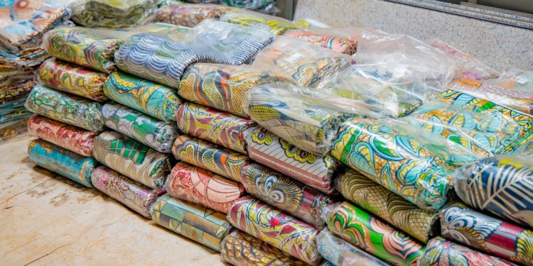 Byari bihishe muri Sima! RRA yafashe ibitenge bya Miliyoni 18 Frw byari byinjijwe mu gihungu bidasoze