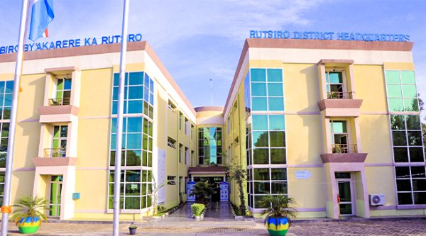 Rutsiro: Umugabo bikekwa ko yibye ibendera ry’Igihugu akihamagarira avuga ko aribonye munsi y’urugo rwe yatawe muri yombi