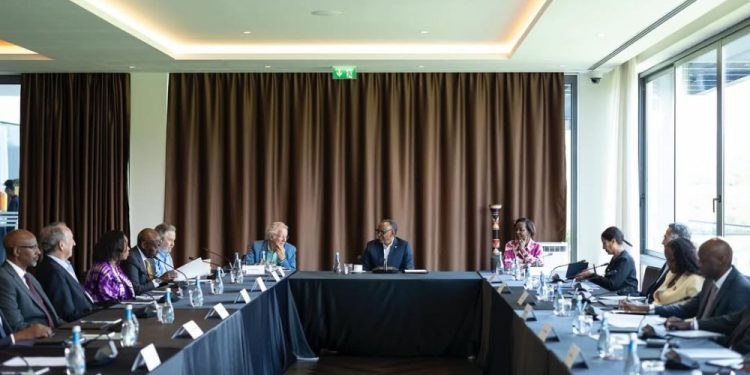 Perezida Paul Kagame yagiranye ibiganiro n’Urwego Ngishwanama rwe – Amafoto