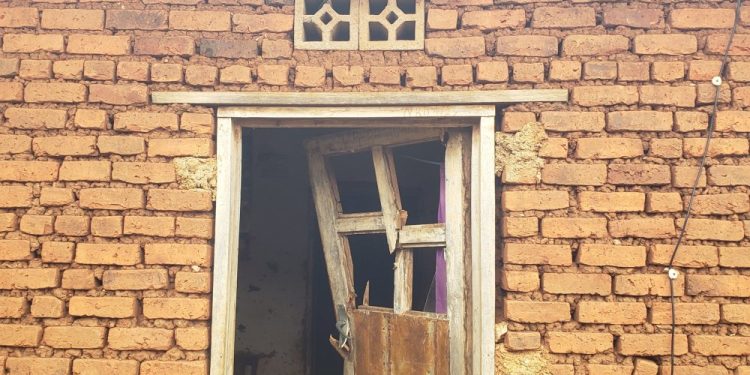 Rusizi: Umugabo yagiranye amakimbirane n’umugore we ajya gusenya inzu ya Nyirabukwe