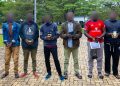 Polisi y’u Rwanda yerekanye abagabo umunani bakekwaho kwiba ibikoresho by’ikoranabuhanga birimo Telefone na Camera