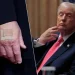Hasobanuwe impamvu Perezida Donald Trump agaragara kenshi afite igipfuko ku kiganza