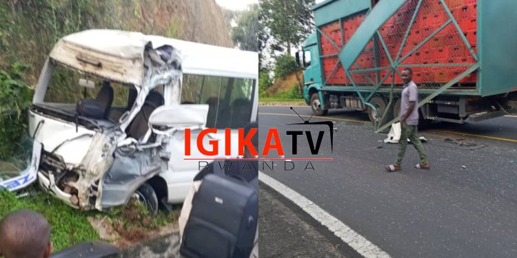 Nyamasheke: Coaster yaritwaye abagenzi yagonganye n’imodoka itwara inzoga