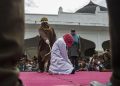 Indonesia: Umuhungu n’umukobwa bakubiswe inkoni 140 bazira kuryamana batarashakanye