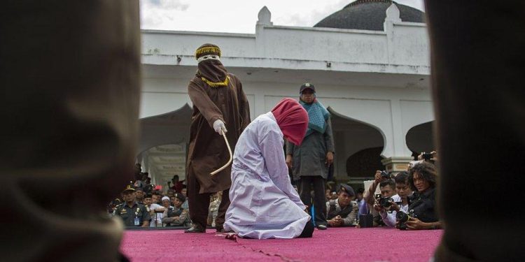 Indonesia: Umuhungu n’umukobwa bakubiswe inkoni 140 bazira kuryamana batarashakanye