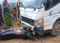 Nyamasheke: Imodoka yo mu bwoko bwa FUSO yagonganye na moto, babiri barakomereka