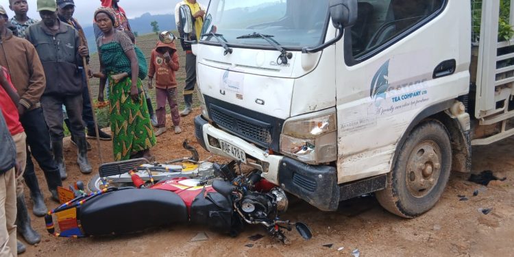 Nyamasheke: Imodoka yo mu bwoko bwa FUSO yagonganye na moto, babiri barakomereka