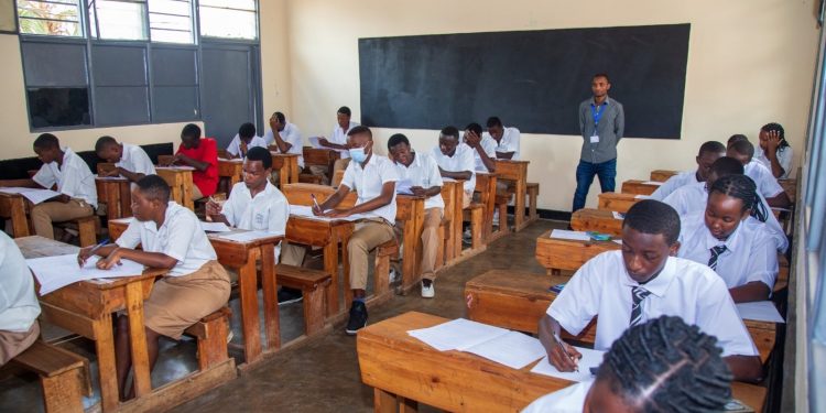 Itangazo rireba ababyeyi, Abanyeshuri n’Abayobozi b’amashuri ku gihe bazatangira kwandika abazakora ibizamini bya Leta umwaka w’amashuri wa 2025-2026