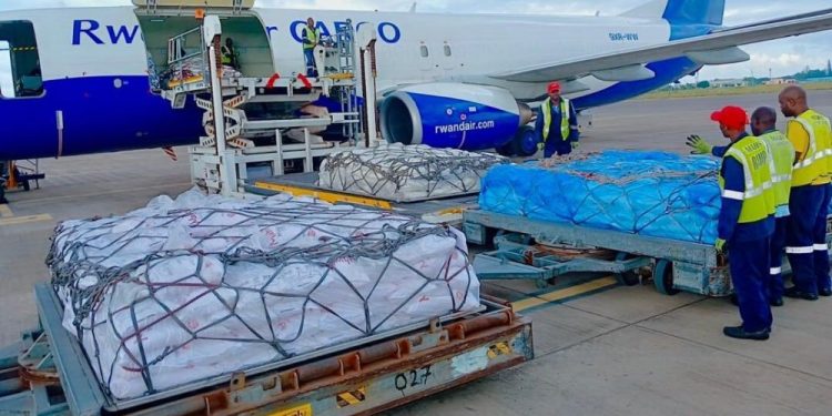 U Rwanda rwohereje muri Mozambique inkunga ya toni 20 z’ibiribwa n’imiti