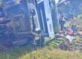 Nyamasheke: Ikamyo yaritwaye abakozi bagiye mu kazi yarenze umuhanda, abantu 16 barakomereka