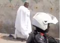 Nigeria: Guverineri yafotowe ari kwihagarika ku muhanda