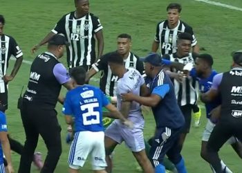 Brésil: Abakinnyi 23 bahawe amakarita y’umutuku mu mukino umwe