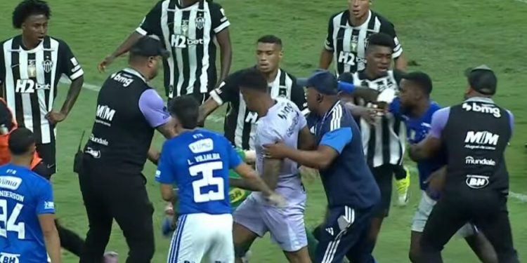 Brésil: Abakinnyi 23 bahawe amakarita y’umutuku mu mukino umwe