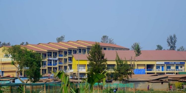 Urukiko rw’Ibanze rwa Gasabo rwategetse ko batatu barimo abanyamategeko babiri n’umushoramari waguze isoko ryo ku Mulindi miliyari 2.5 Frw rikwiye miliyari 7 Frw bafungwa iminsi 30 y’agateganyo