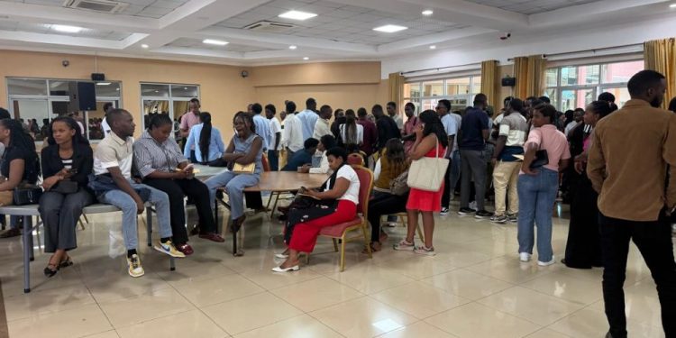 Abantu batandatu bafunzwe bakekwaho gushuka urubyiruko rurenga 1000 babizeza kubafasha kujya kwiga muri Canada