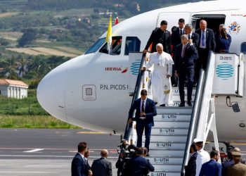 Indege ya Papa Leo yagize ikibazo bituma atira iy’Umwami wa Espagne