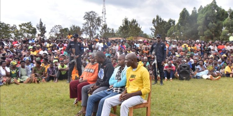 Ngoma: Abaturage bane barimo umugabo uherutse kwica nyina akamuta mu cyobo akarenzaho béton bakatiwe gufungwa burundu